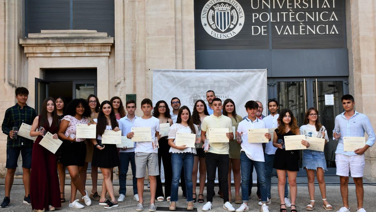 Los 20 alumnos premiados, frente al Campus de la UPV en Alcoy.
