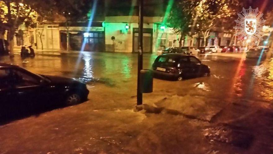 El reventón de una tubería inunda la avenida La Jota