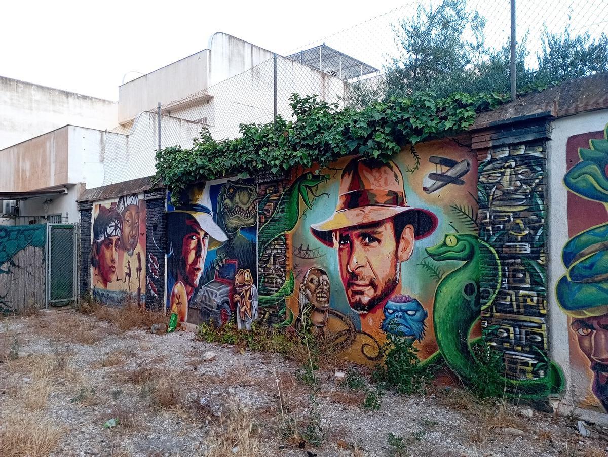 Personajes del cine de los 80 en un lateral de la calle.