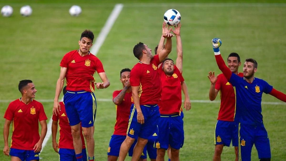 Los jugadores de la selección española, durante un entrenamiento en la isla de Ré.