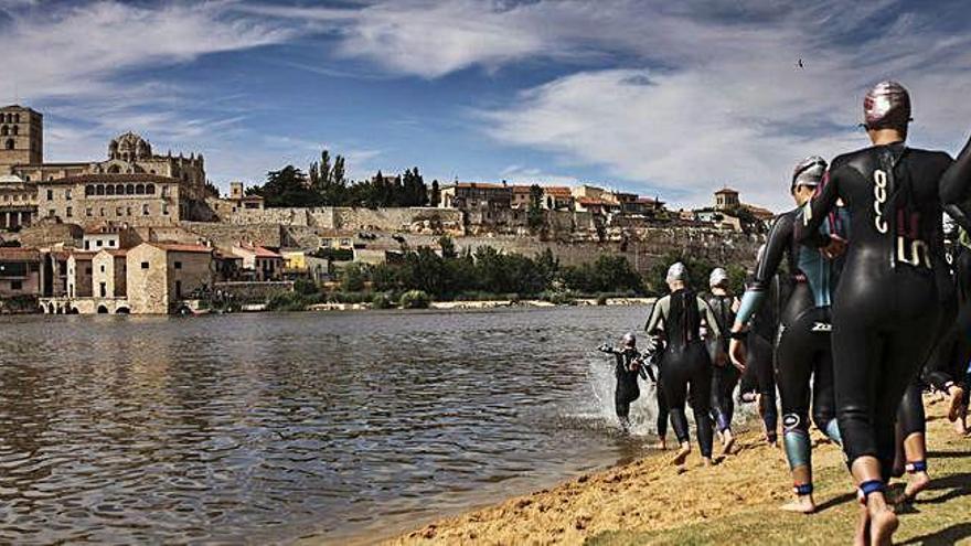 Triatletas se disponen a iniciar una competición en el Duero.