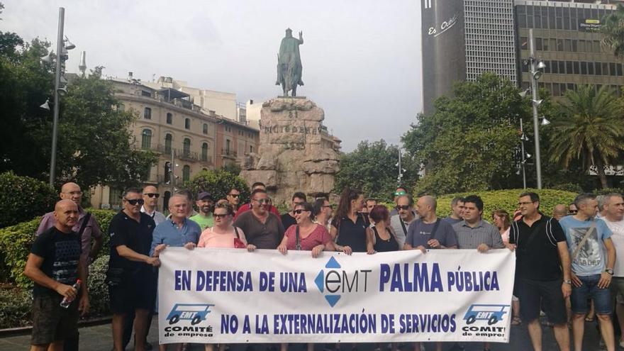 Protesta de los conductores de la EMT por la saturación de los autobuses