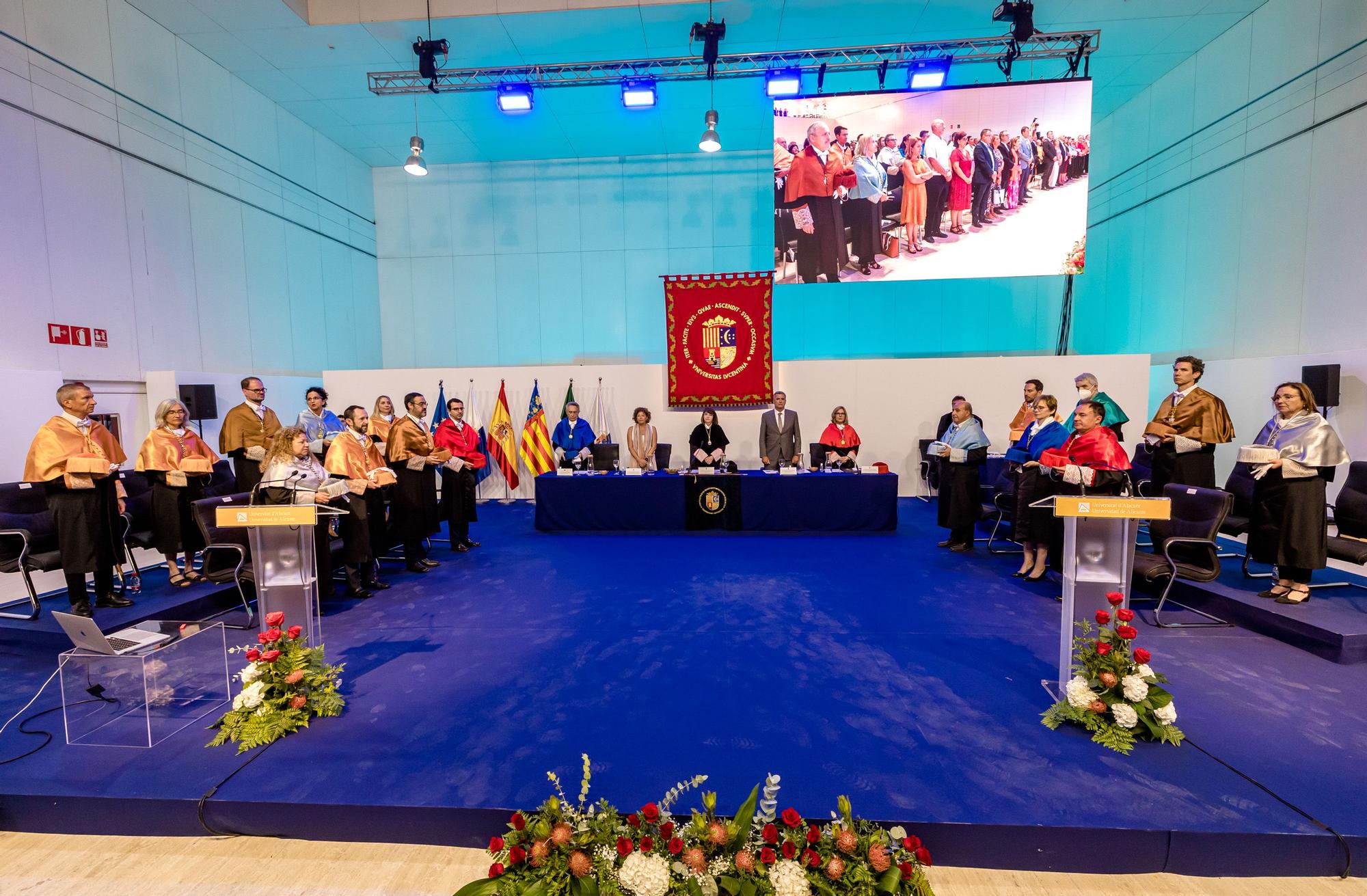 Amparo Navarro reivindica la "escuela de negocios" de la UA en la apertura del curso