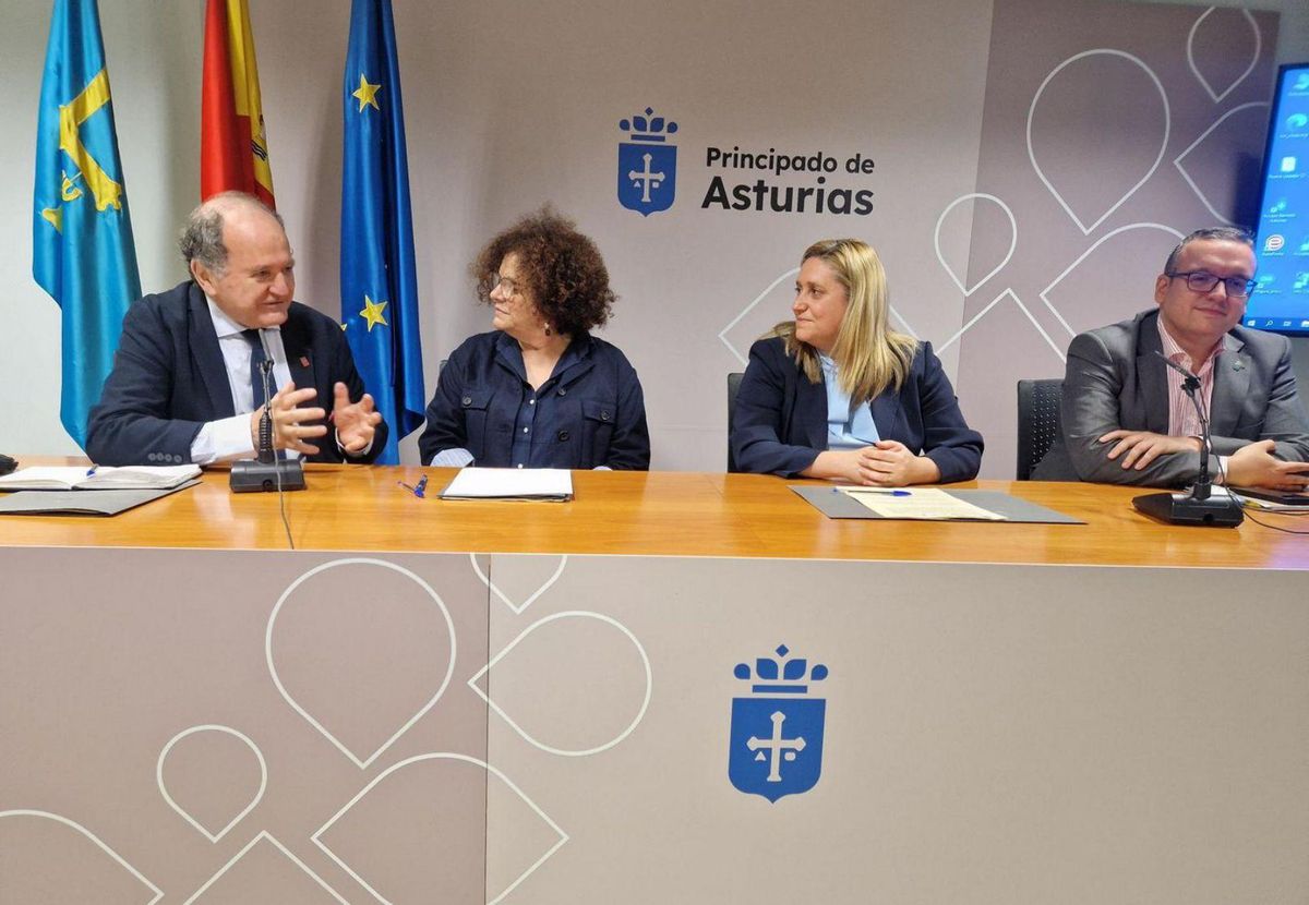 Por la izquierda, Rodríguez-Ovejero, Marta del Arco, la gerente del ERA, Nerea Monroy, y el director de Innovación, José Antonio Garmón, ayer, en la firma del convenio. |