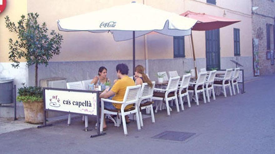 Una parte de la terraza cruza la calle y ocupa parte de la fachada de una vivienda.