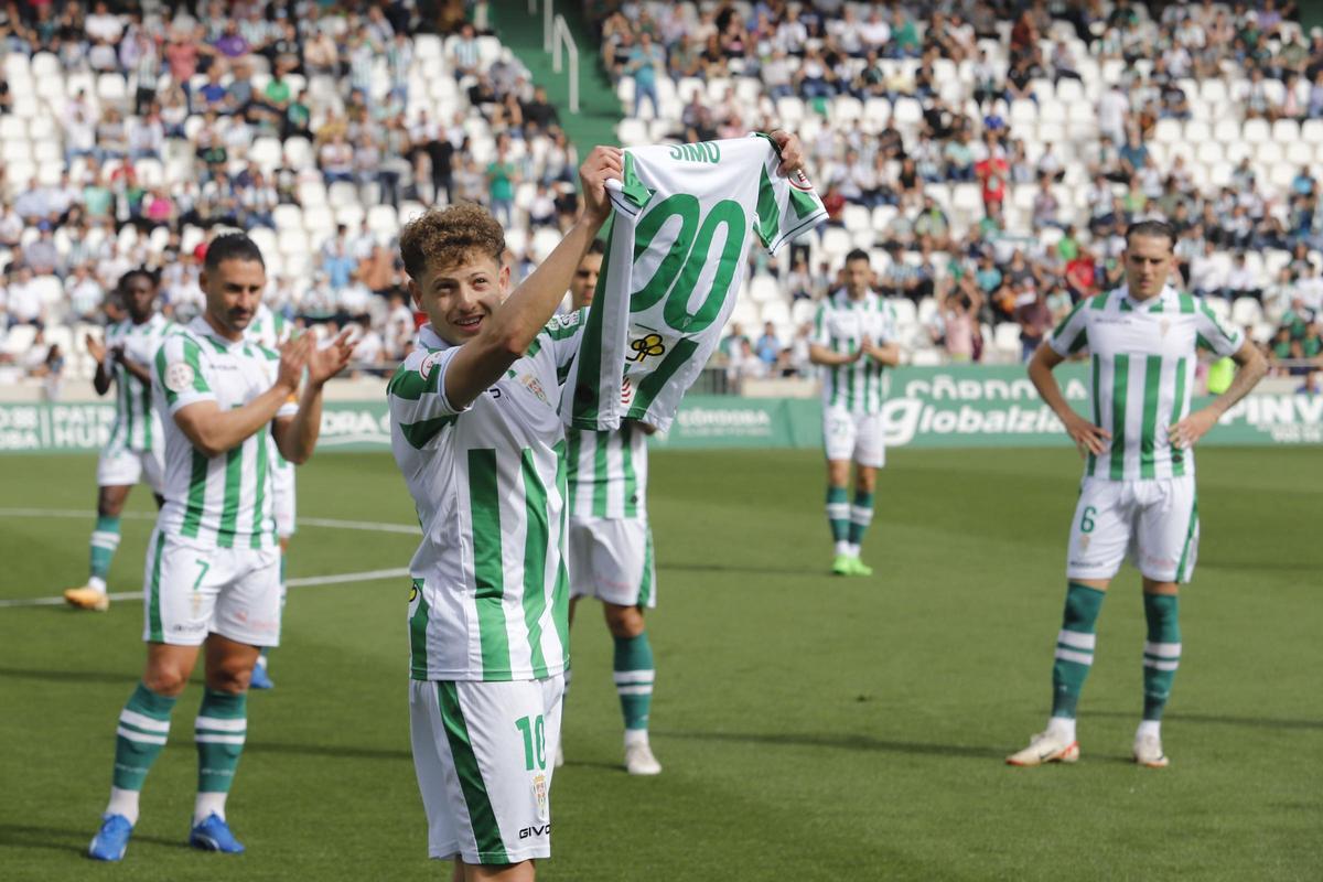 Simo, autor de dos de los últimos 10 goles del Córdoba CF, celebra su centenario en El Arcángel, este sábado.