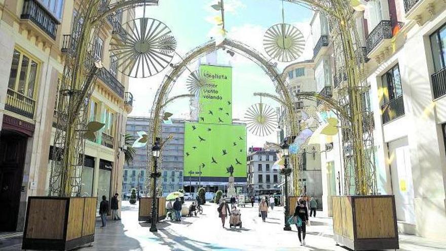 El edificio de La Equitativa es un buen ejemplo. Ha terminando siendo uno de los símbolos más recordados de Málaga pero mucho más simbólico habría sido restaurar, tras la Guerra Civil, el palacio de los Larios en ese mismo solar