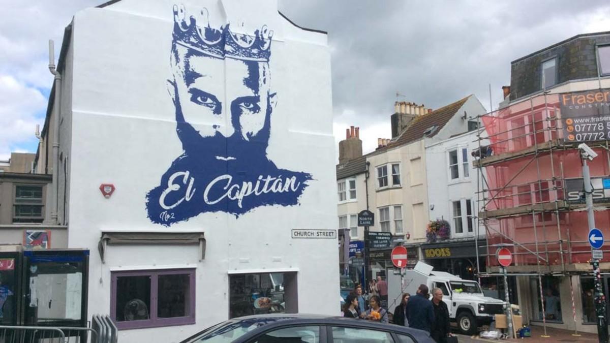 Un mural homenajea en Brighton al futbolista catalán Bruno Saltor