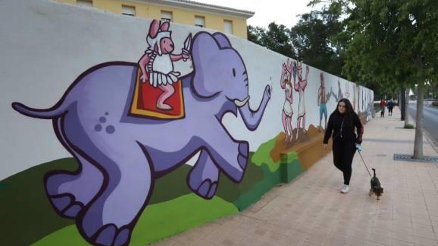 Una de las artistas ya ha empezado a pintar el muro de la casa cuartel de la Guardia Civil.