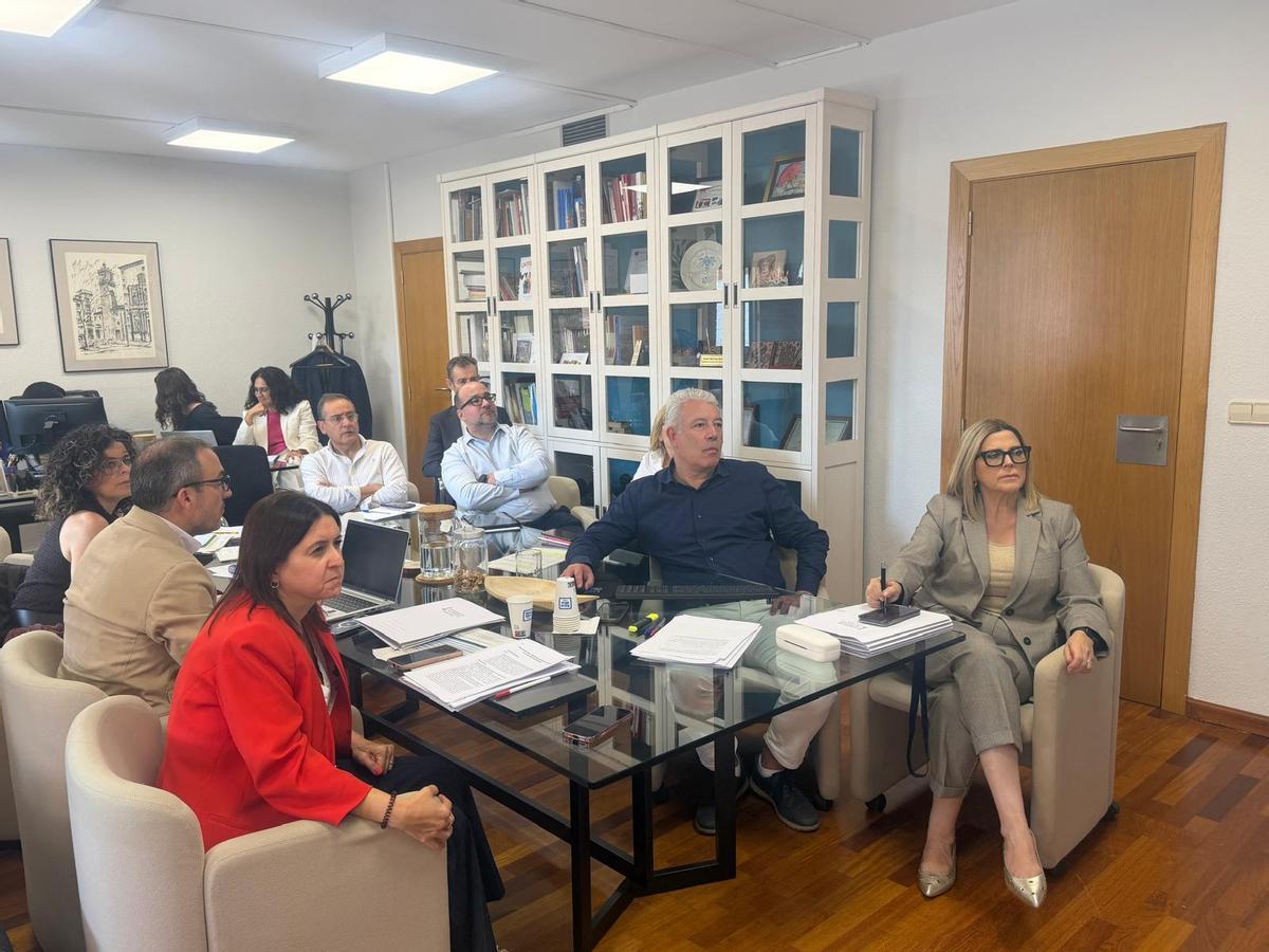 La consellera de Educación, junto a su equipo, en los preparativos de la reunión de esta tarde con los sindicatos