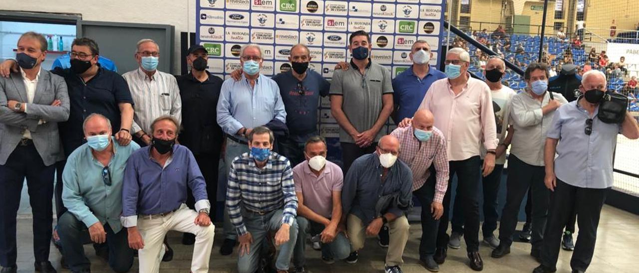 Jugadores de Obras del Puerto, Calpisa y Tecnisán, reunidos en el homenaje a Poli