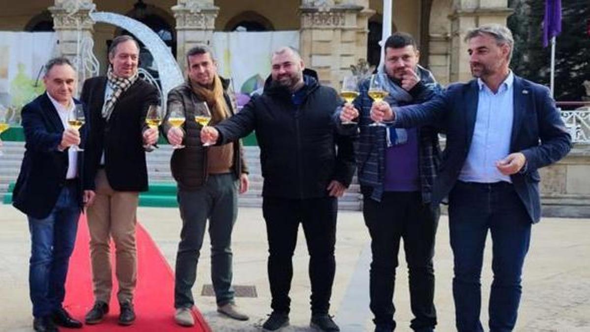 Por la izquierda, Juan Cañal, Alejandro Vega, José Ángel Toyos, Saúl Bastián, Aitor García y Gerardo Fabián, durante un brindis de apoyo a la candidatura de la cultura sidrera ante la Unesco, en una imagen de archivo.