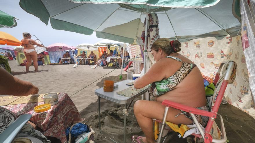 Bañistas en la playa de Melenara (Telde, 11/07/2023)