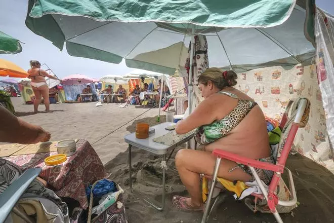 Bañistas en la playa de Melenara (Telde, 11/07/2023)