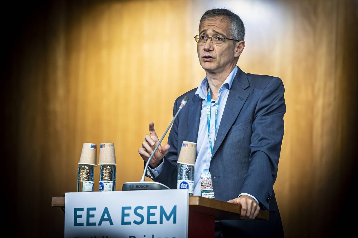 El gobernador del Banco de España, Pablo Hernández de Cos, durante su intervención en el congreso anual de la Asociación Económica Europea, celebrado en Barcelona.