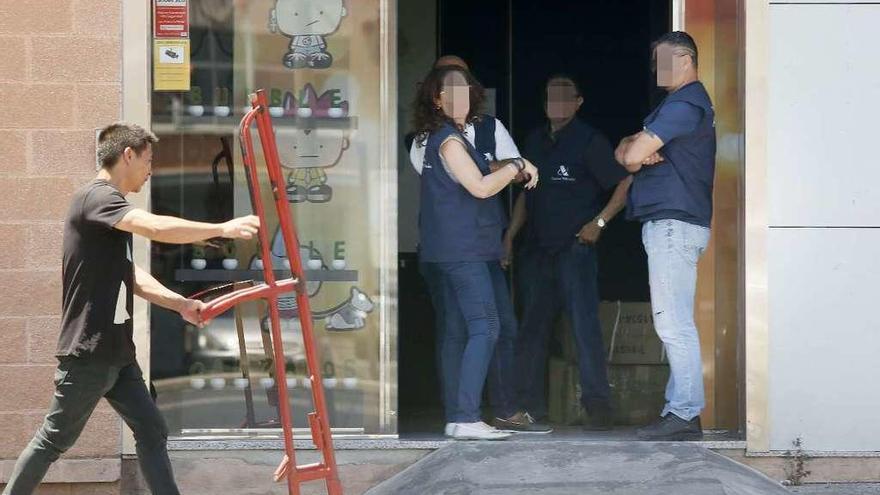 Uno de los registros efectuados ayer, concretamente en un polígono de Elche. // Efe