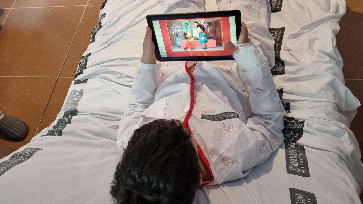 Un niño mira la película en una tablet