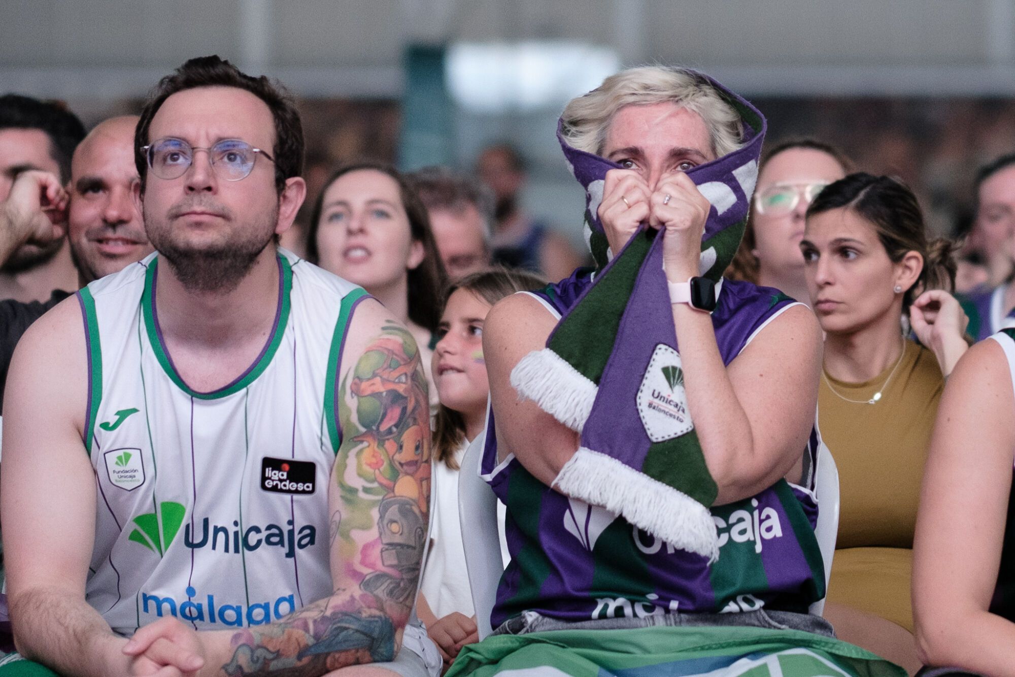 La afición del Unicaja sigue la final de la BCL en Los Guindos