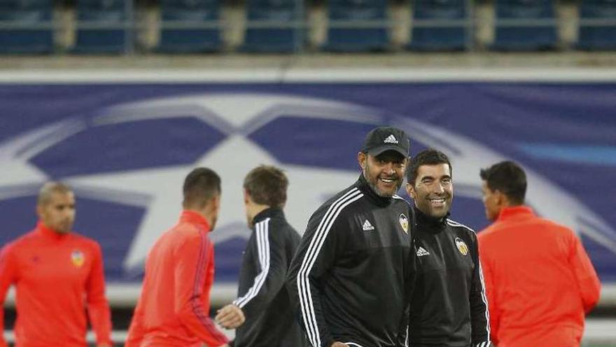 Nuno y su ayudante Rui Silva, en el entrenamiento de ayer. // Efe