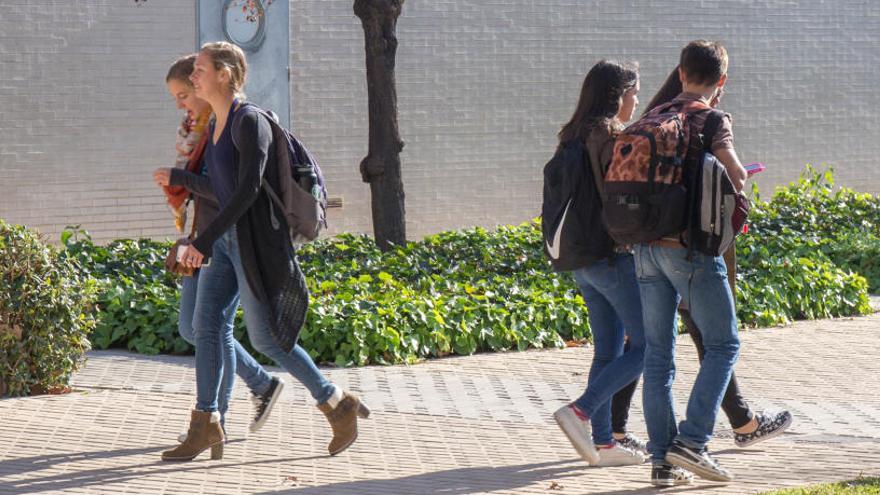 Las mujeres son mejores en rendimiento académico pero cobran menos