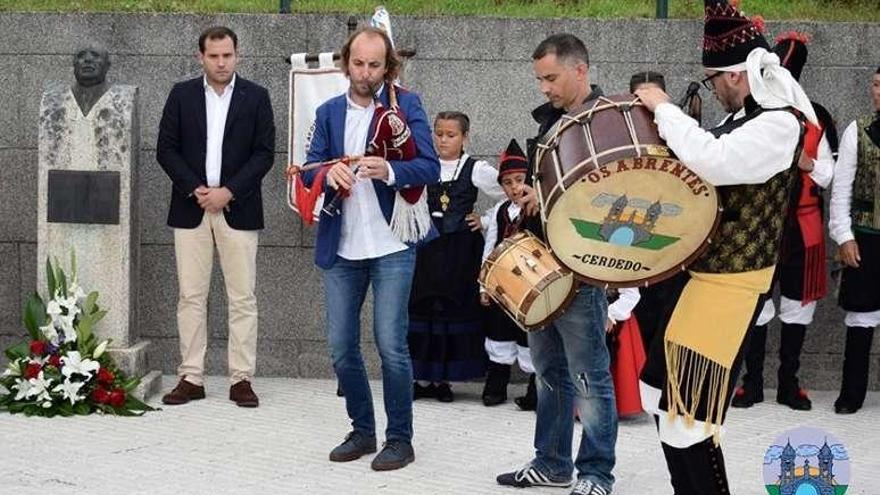 Ibáñez, Souto y Troitiño tocando junto al busto. // Noelia Ratel