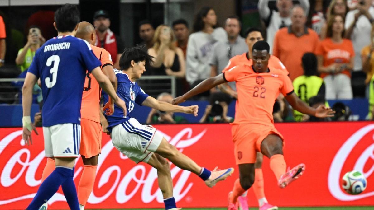 Keito Nakamura, de Japón, remata ante Dumfries, de Países Bajos, en el Mundial 2026