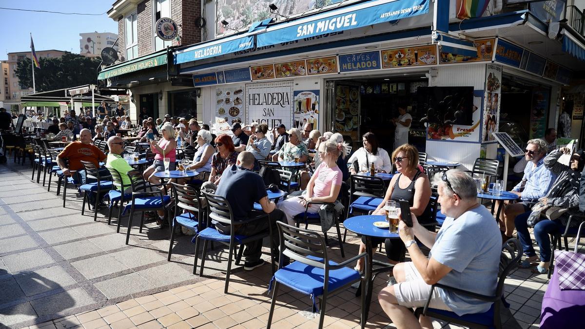 Turistas en un bar de Torremolinos, una de las localidades con más bares por habitante de España.