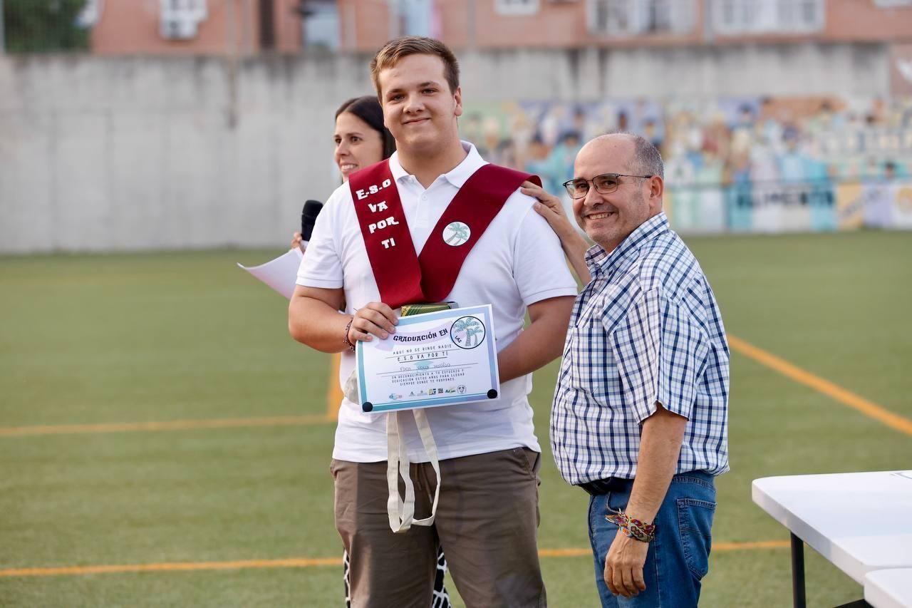 Las Palmeras homenajea a catorce estudiantes