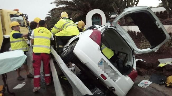 Vuelco de un vehículo en la GC-1