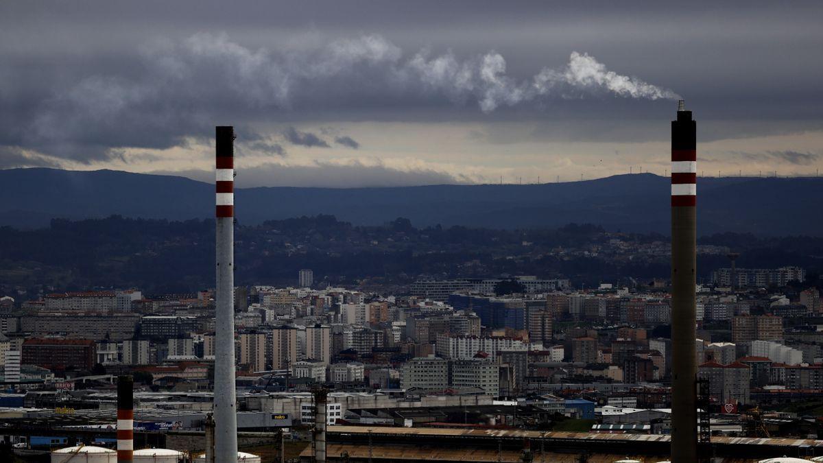 Chimeneas de la refinería de Repsol en A Coruña.
