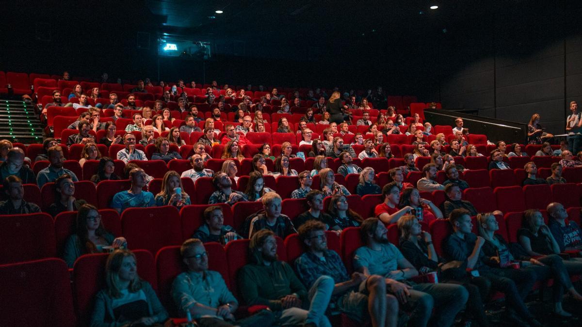 Foto de archivo de asistentes al cine durante la proyección de una película.