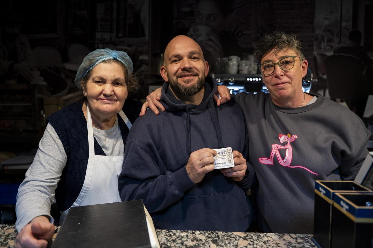 La emoción del sorteo de Lotería de Navidad en Cáceres, en imágenes