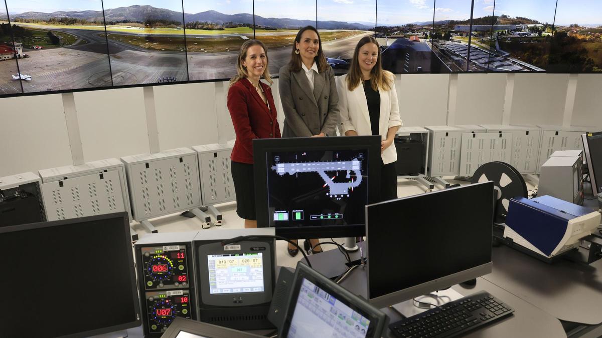 La directora del aeropuerto de Vigo, Ana Molés, la directora de Seguridad de Aena, Gema Martín, y la responsable de la torre de Peinador, Lesly Iglesias, en la nueva sala remota de la terminal.