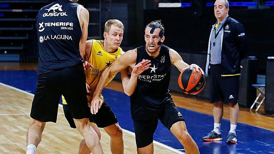 Vidorreta, al fondo, observa a sus jugadores en un entrenamiento. | | CBC