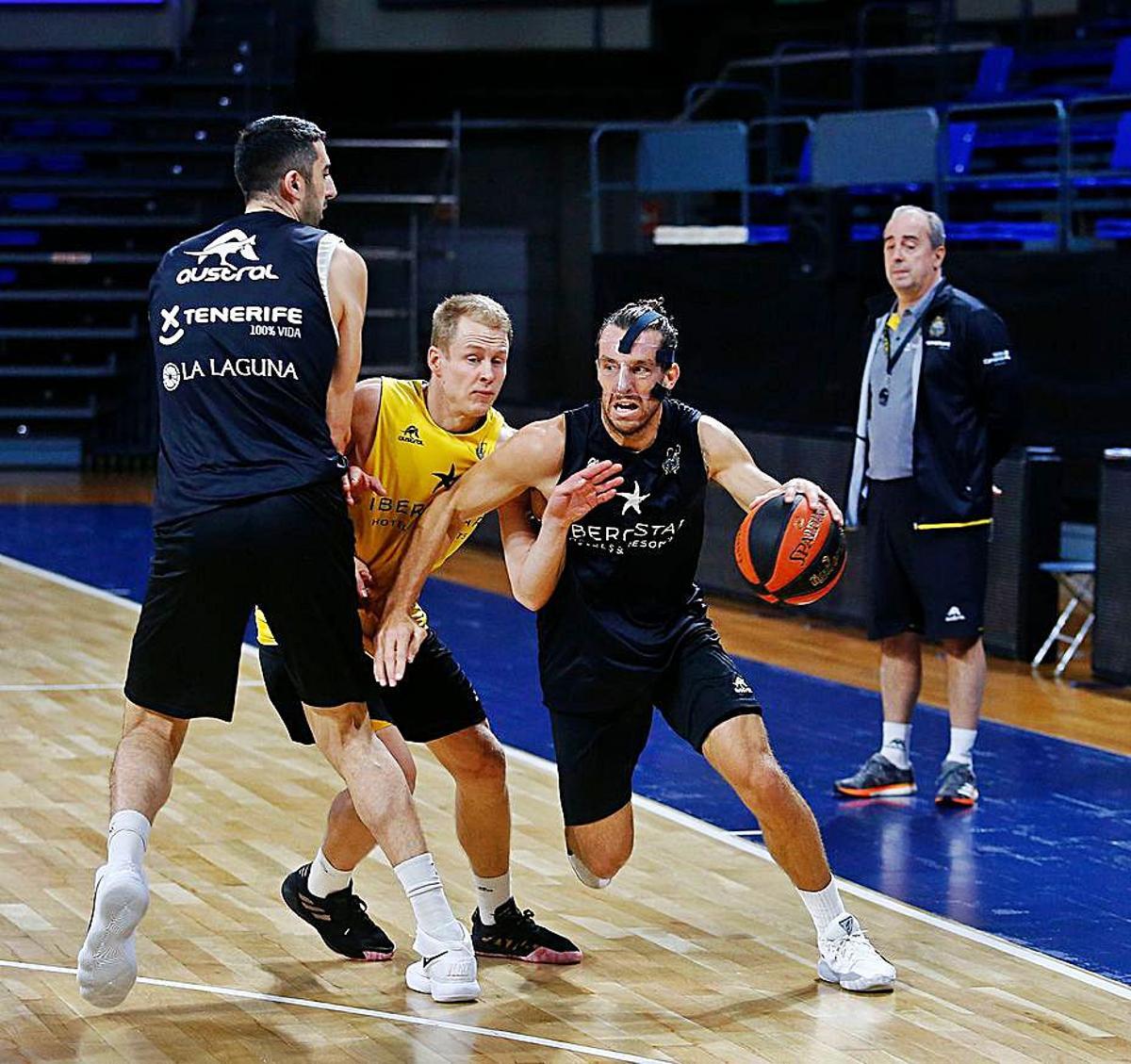 Vidorreta, al fondo, observa a sus jugadores en un entrenamiento. | | CBC