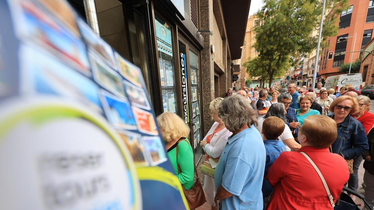 Jubilados hacen cola en una agencia de viajes de Castelló para reservar su estancia en el Imserso, en octubre de 2025.