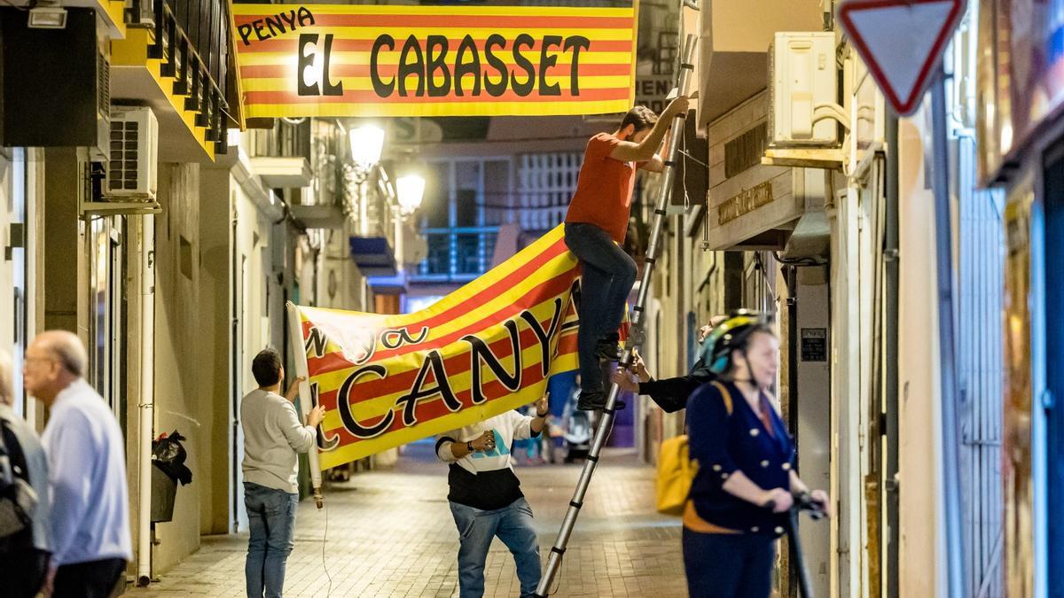 Montaje de peñas en la calle La Palma, una de las que más sedes festeras congrega estos días.