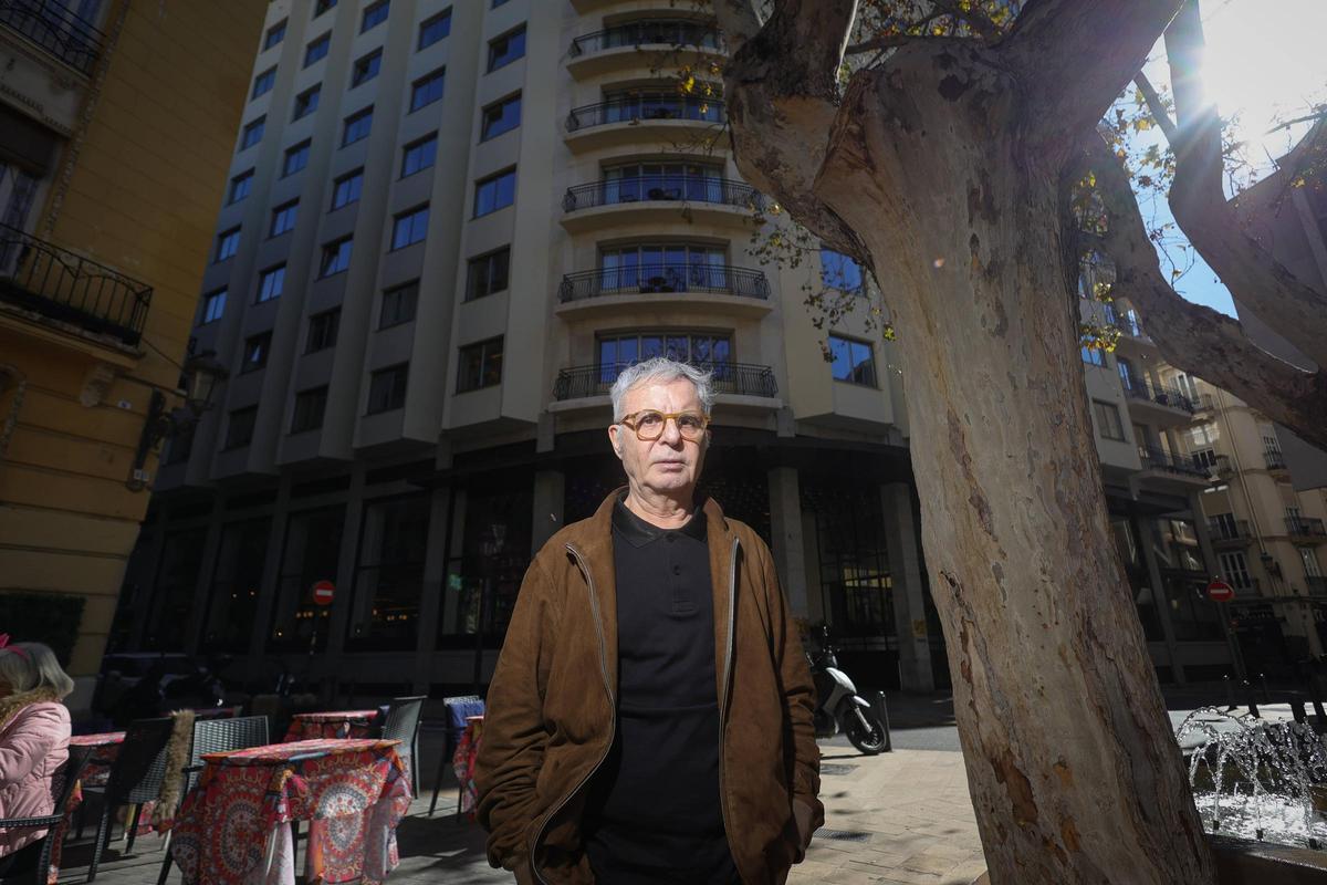 Ferran Torrent, el viernes delante del antiguo Hotel Astoria, ahora Only You Valencia.