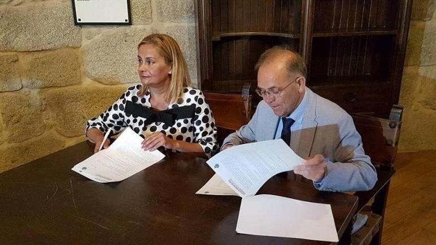 Silva y Represas, durante la firma de un documento. // FdV