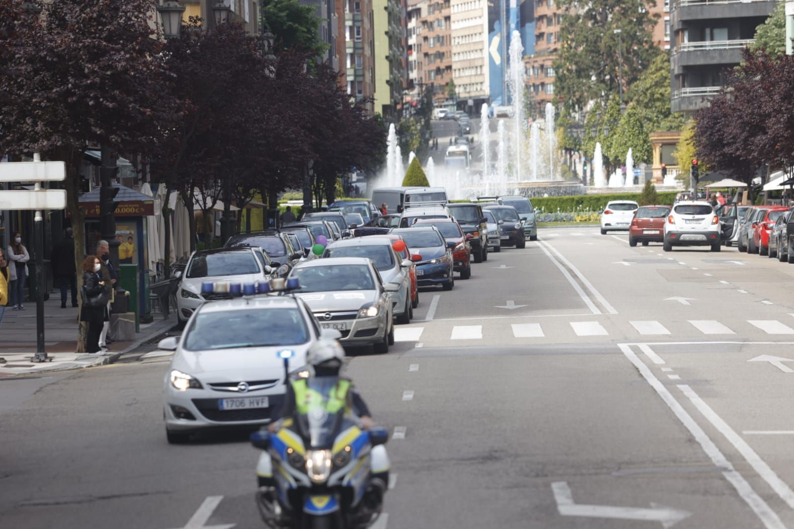 Caravana-manifestación frente a la Delegación del Gobierno para pedir una solución al "argayón" de Salas