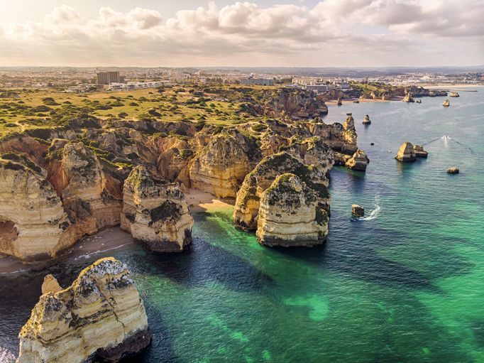 Acantilados de Ponta da Piedade en Algarve, Portugal.