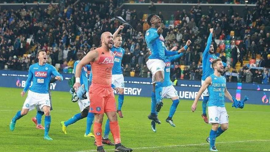 Los jugadores del Nápoles celebran la victoria. // Reuters