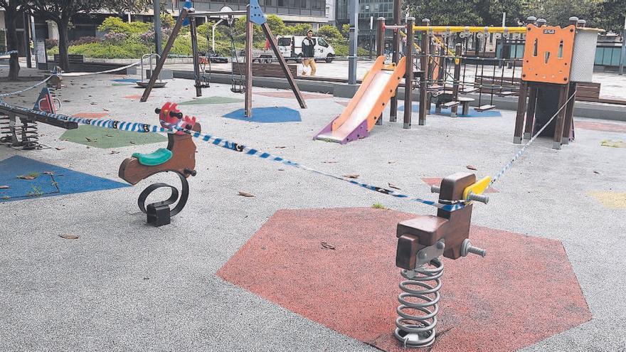 Zona de juegos infantiles de la plaza de Pontevedra precintada.