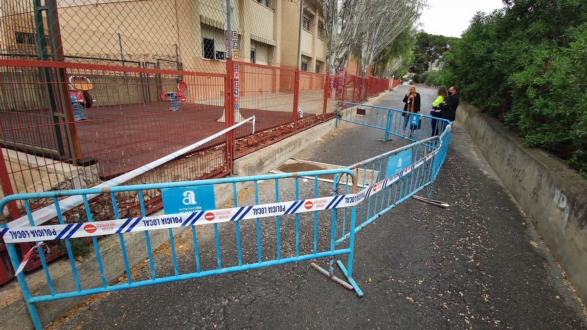 El colegio Miguel Hernández acotado tras el hundimiento del terreno.