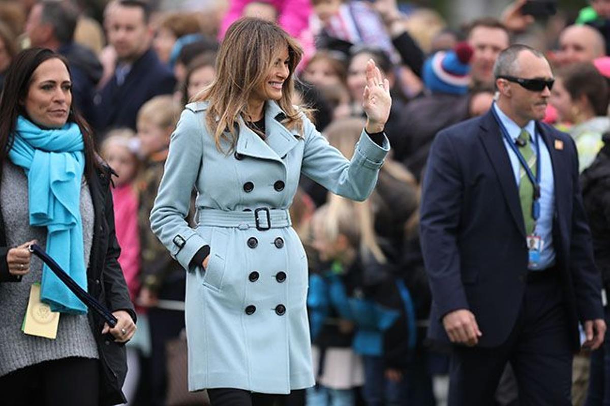 Melania Trump con abrigo estilo trench en color azul bebé