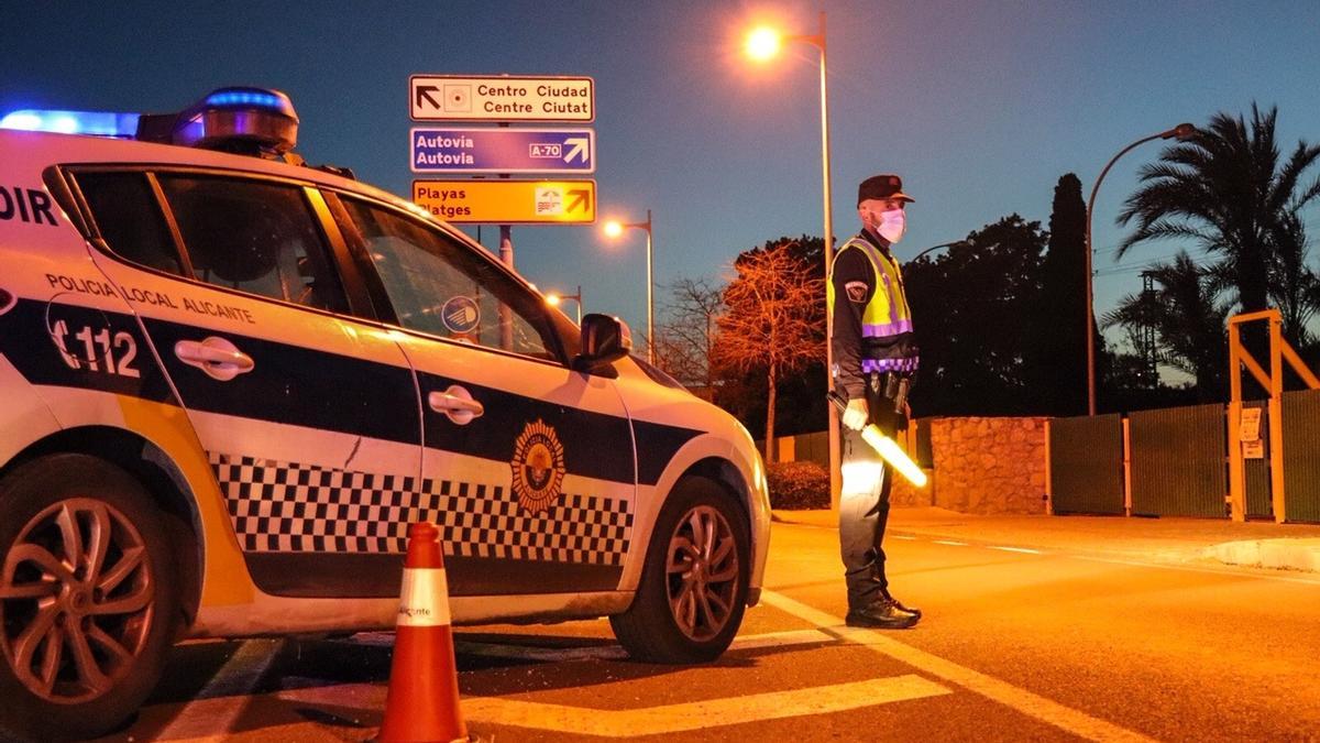 Un agente en uno de los controles policiales desplegados en la ciudad de Alicante