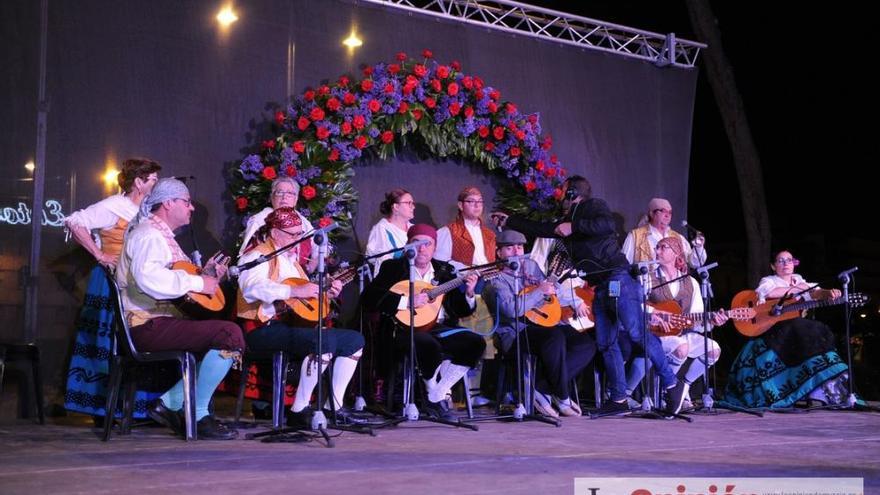 Festival de folclore en el Puente de Hierro