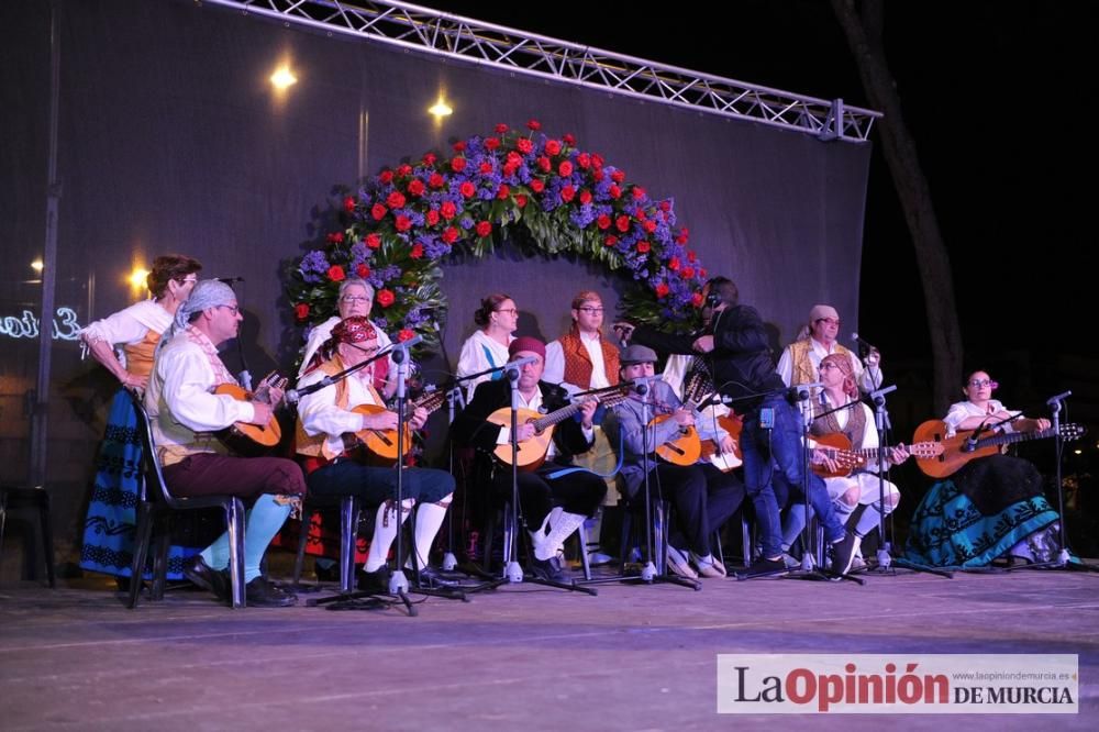 Festival de folclore en el Puente de Hierro