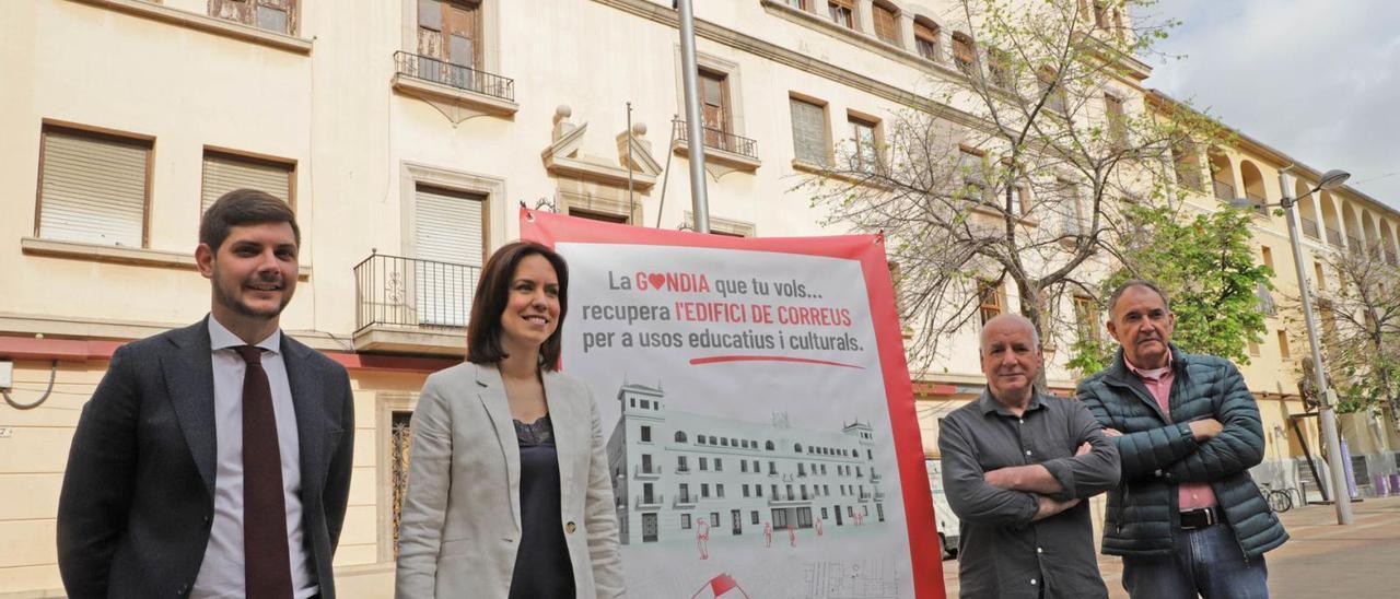 El alcalde y su antecesora, junto a Joan Muñoz y Toni Durà, en la campaña electoral, cuando anunciaron el proyecto para el edificio de Correos.         x. ferri
