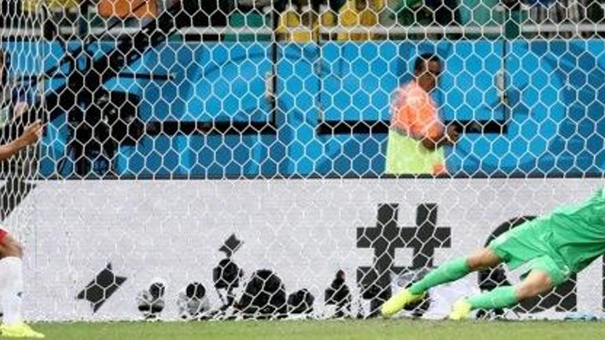 El porter holandès Tim Krul atura un penal al partit de quarts de final entre Holanda i Costa Rica